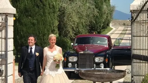 L’ingresso degli sposi, sullo sfondo un paesaggio mozzafiato