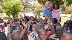 Sorrisi africani. Don Piero Marchetti Brevi in mezzo ai suoi bambini a Morrumbene