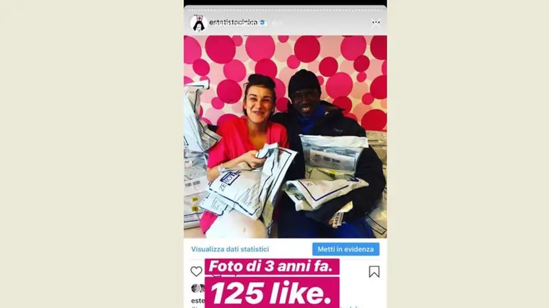 La foto della collaboratrice e del corriere insieme alle confezioni da spedire - Foto tratta da Instagram