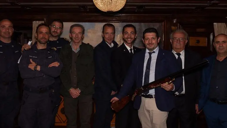 La consegna del fucile Rizzini, lo scorso maggio, agli ufficiali della Vespucci