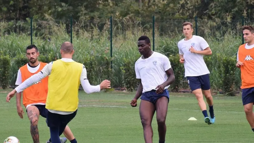 Mario Balotelli durante l’allenamento di ieri