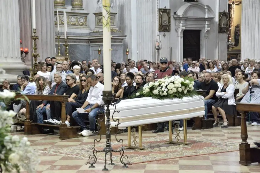 I funerali di Nadia Toffa all'interno cattedrale
