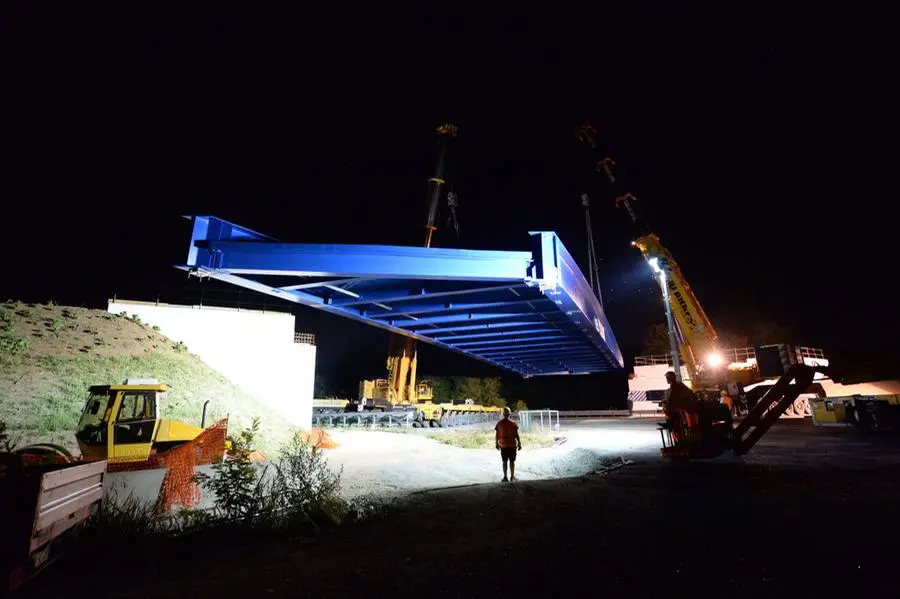 Il montaggio notturno del ponte sulla A21