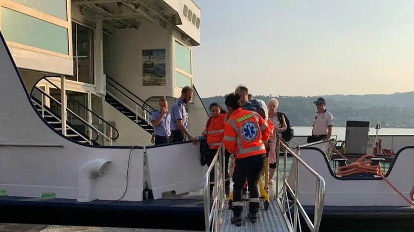 In azione. I soccorritori trasportano il paziente dalla motonave all’ambulanza