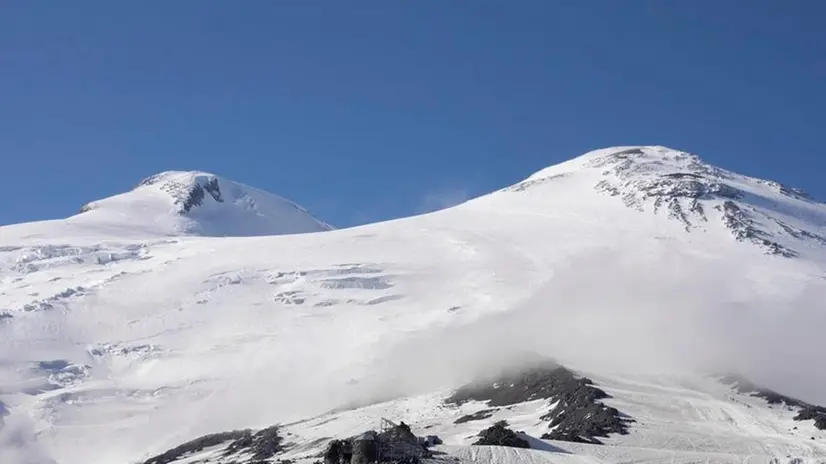 Maestoso. Il manto bianco dei due picchi gemelli del vulcano caucasico