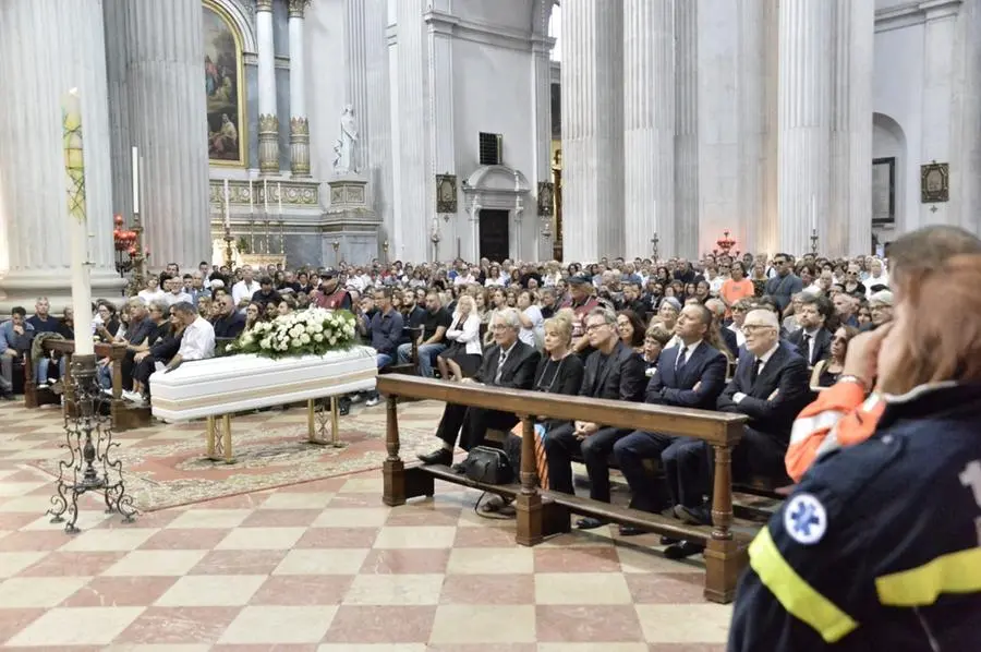 I funerali di Nadia Toffa all'interno cattedrale