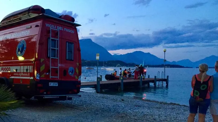 Squadre di ricerca al lavoro alla spiaggia La Romantica - © www.giornaledibrescia.it