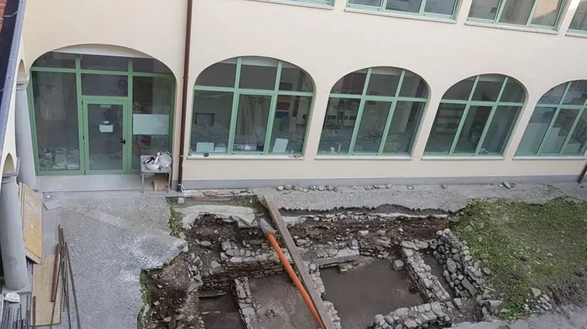 Gli scavi: si tratta del  pavimento di una stanza che prosegue sotto l’edificio - © www.giornaledibrescia.it