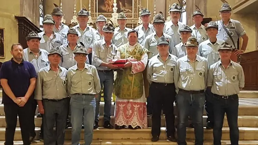 Il gruppo alpini di Chiari che ha donato il defibrillatore - © www.giornaledibrescia.it