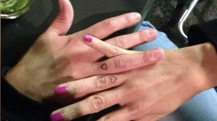 «Io e mamma abbiamo il suo tatuaggio». Il cuoricino sulle dita - © www.giornaledibrescia.it