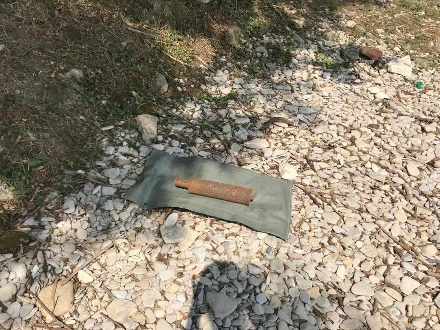 La bomba ritrovata in spiaggia a Manerba