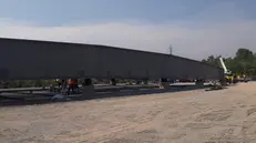 La struttura lunga 60 metri (e con un peso di 310 tonnellate) verrà «posata» su due pilastri - © www.giornaledibrescia.it