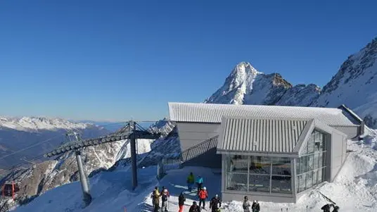 La cabinovia d’arrivo sul ghiacciaio Presena, fra le mete predilette di chi scia in Tonale