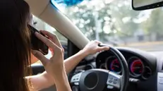 Al volante con il cellulare, la pratica costa la patente - Foto © www.giornaledibrescia.it