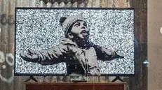 Una delle opere esposte da Banksy