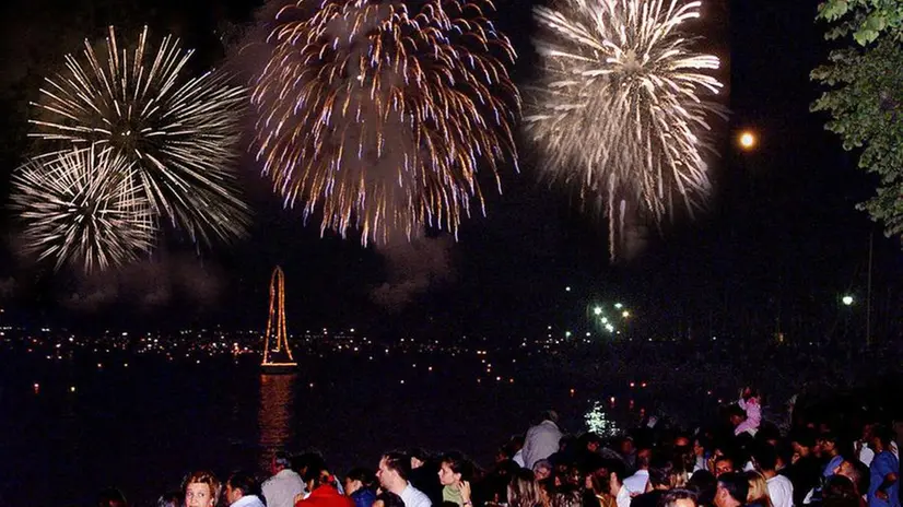 I fuochi di Ferragosto, magia irrinunciabile per tanti bresciani e turisti - © www.giornaledibrescia.it