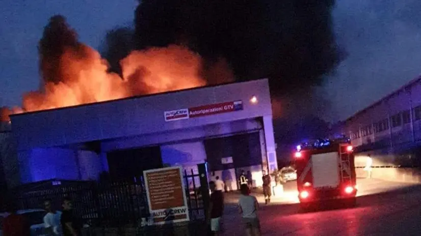 L’esplosione. Lo scoppio delle fiamme in via Trieste ieri sera