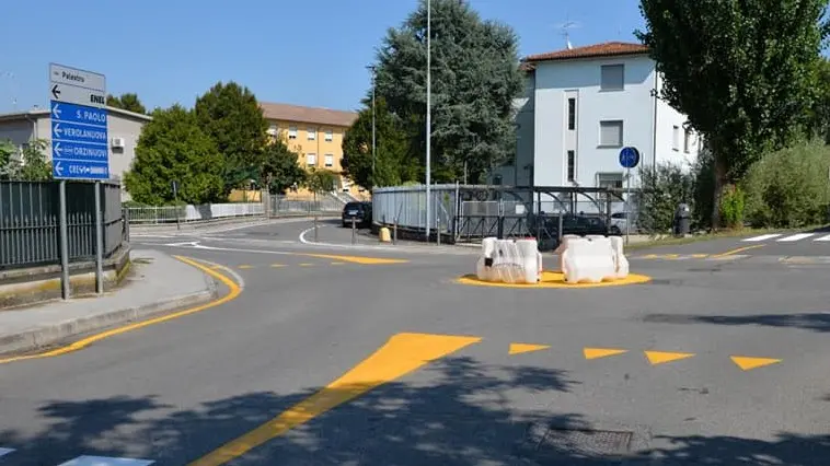 Davanti alla primaria di Manerbio i segni delle nuova viabilità che non piace ai cittadini - © www.giornaledibrescia.it