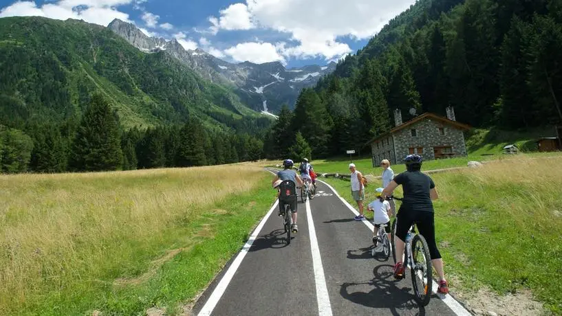 Un tratto della ciclovia immerso tra monti, prati e boschi