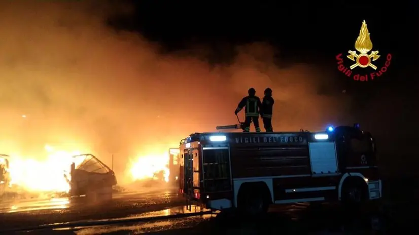 Vigili del fuoco in azione di notte (foto d'archivio) - © www.giornaledibrescia.it