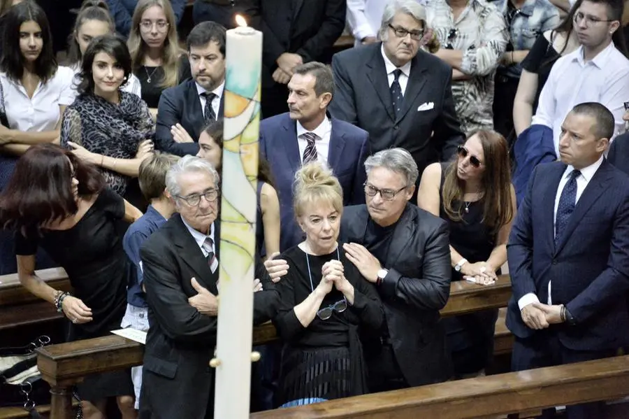 Il dolore in cattedrale per i funerali di Nadia Toffa