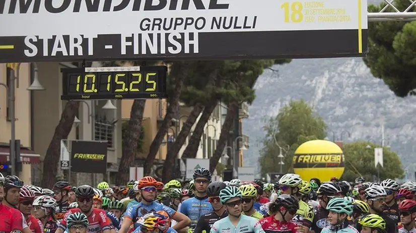 La passata edizione. Il via della GimondiBike del 2018