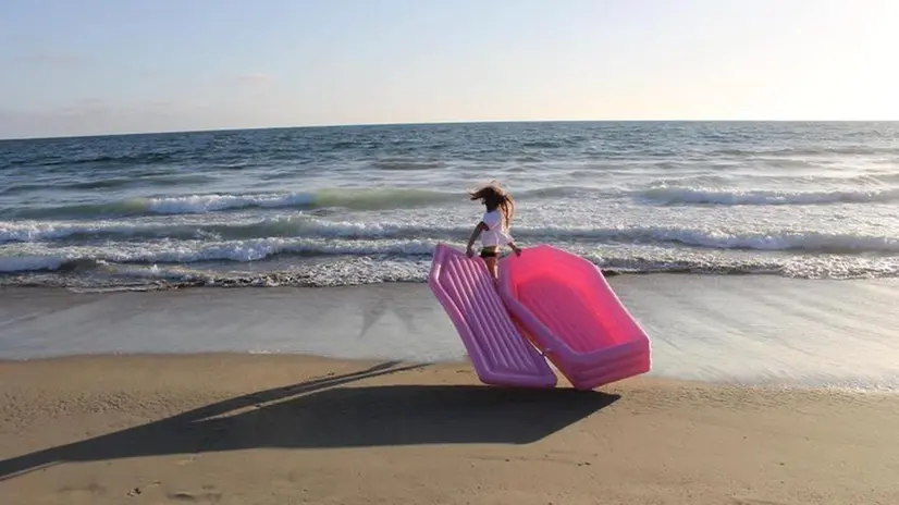 Estate 2019: sulle spiagge spopola il gonfiabile a forma di bara - © www.pompomfloats.com