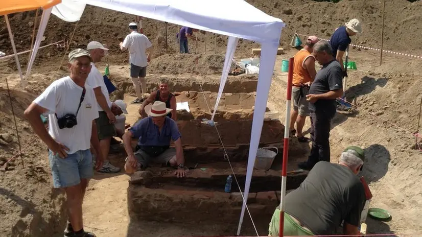 Sul terreno. Il gruppo Klousios all’opera nelle scorse settimane sulle tombe longobarde nella zona di Gambara