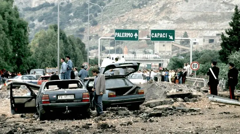 Il 23 maggio del 1992, sull'A29, nei pressi dello svincolo di Capaci, perdono la vita Giovanni Falcone, sua moglie Francesca Morvillo e i tre agenti della scorta, Vito Schifani, Rocco Di Cillo e Antonio Montinaro - Foto © www.giornaledibrescia.it