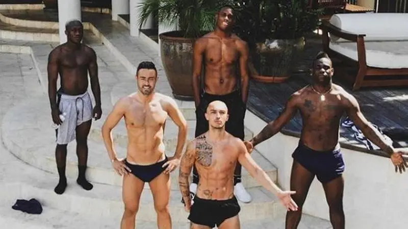 Foto di gruppo per SuperMario e la squadra della preparazione pre-season (foto Instagram)