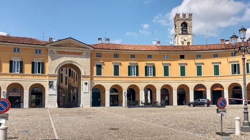 Verso l’«agorà» pedonale. La piazza ora libera dalle strisce blu dei parcheggi - © www.giornaledibrescia.it