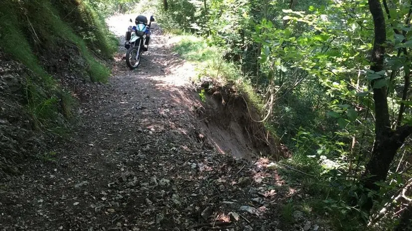 Strada ceduta. Il luogo in cui l’auto è finita nella scarpata - © www.giornaledibrescia.it