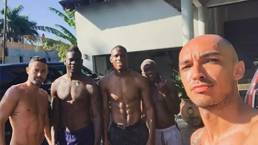 Stefano Brasetti scatta un selfie con Mario Balotelli & co. durante il ritiro a Miami (foto Instagram)