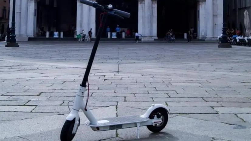 In piazza Loggia. Un monopattino elettrico in centro città