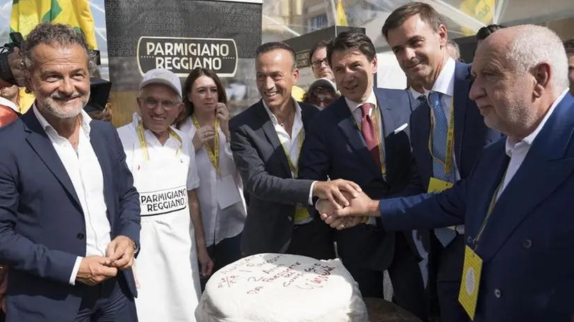 Il premier Giuseppe Conte al Villaggio Coldiretti con Ettore Prandini