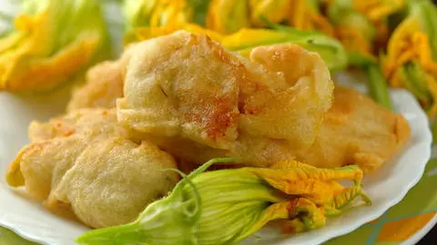 Fiori di zucca fritti -  Foto di repertorio