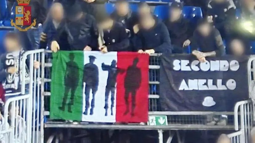 Lo striscione esposto dai Drughi al Rigamonti durante Brescia-Juve - Foto Ansa © www.giornaledibrescia.it