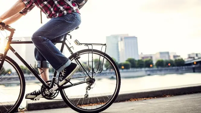 In bicicletta al lavoro (immagine simbolica) - © www.giornaledibrescia.it