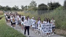 Una manifestazione di cittadini contro la nuova discarica - © www.giornaledibrescia.it