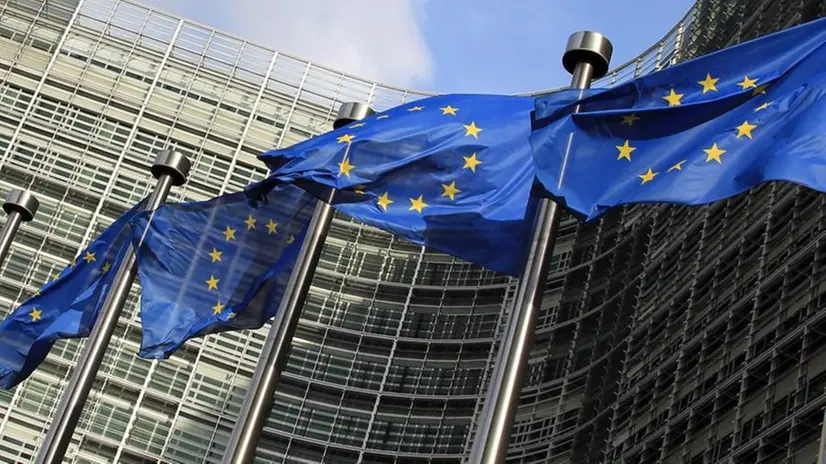 Le bandiere dell'Unione Europea a Bruxelles - Foto Ansa © www.giornaledibrescia.it