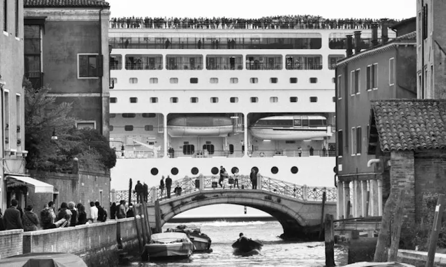 Le grandi navi a Venezia nelle foto di Gianni Berengo Gardin