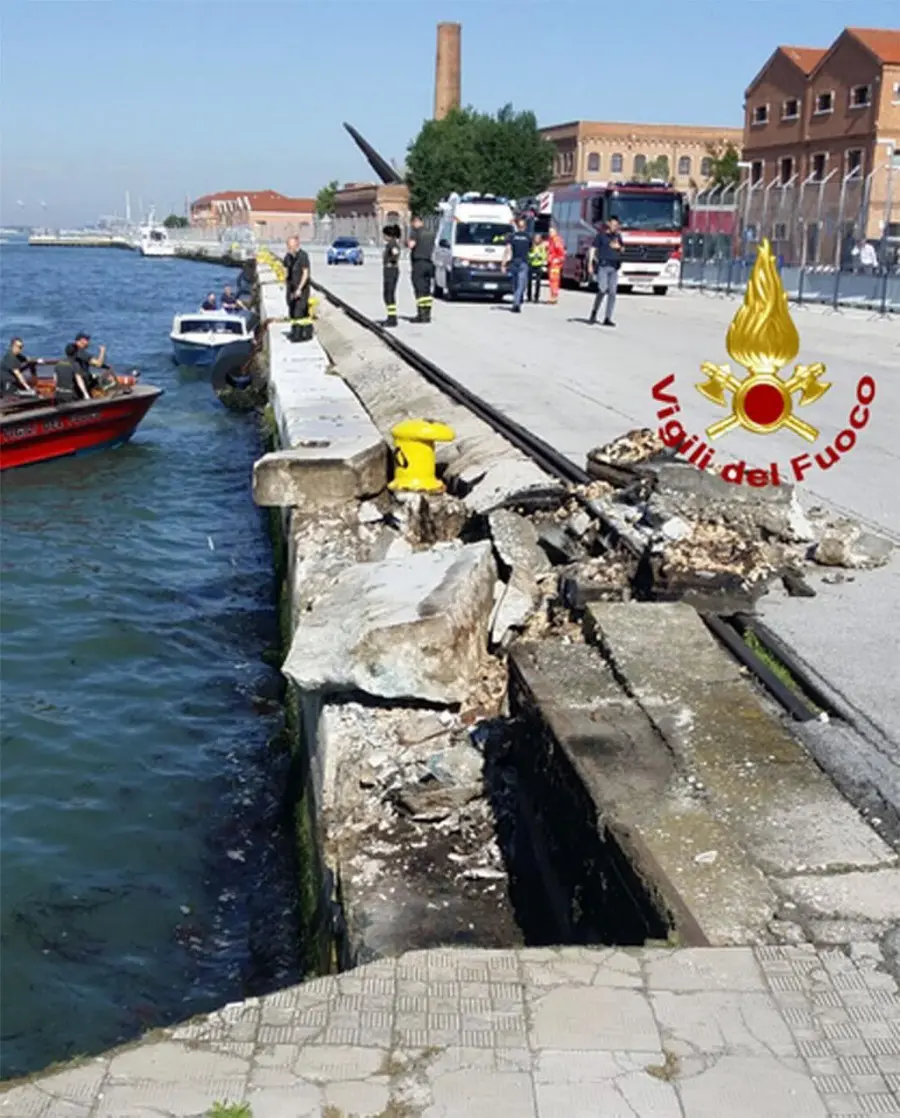 L'incidente tra una nave da crociera e un battello, a Venezia