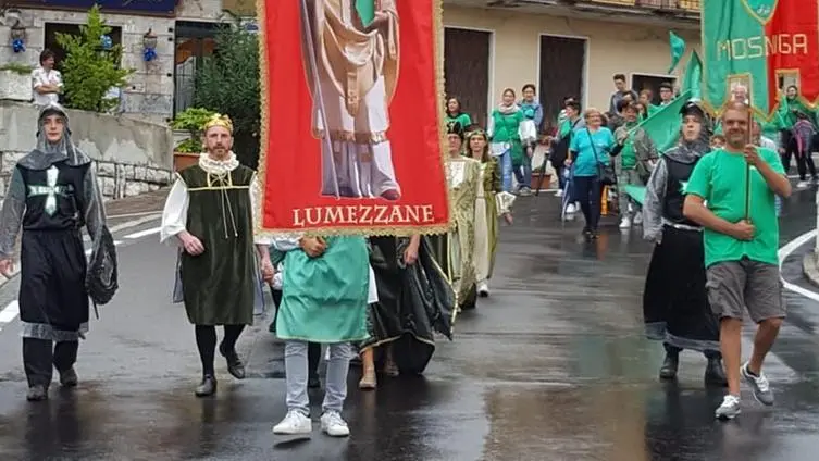 Il tradizionale palio delle contrade di settembre - © www.giornaledibrescia.it