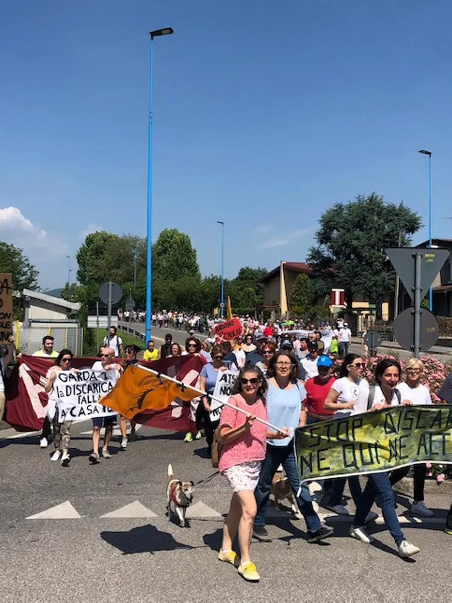 La manifestazione contro la discarica Castella 2