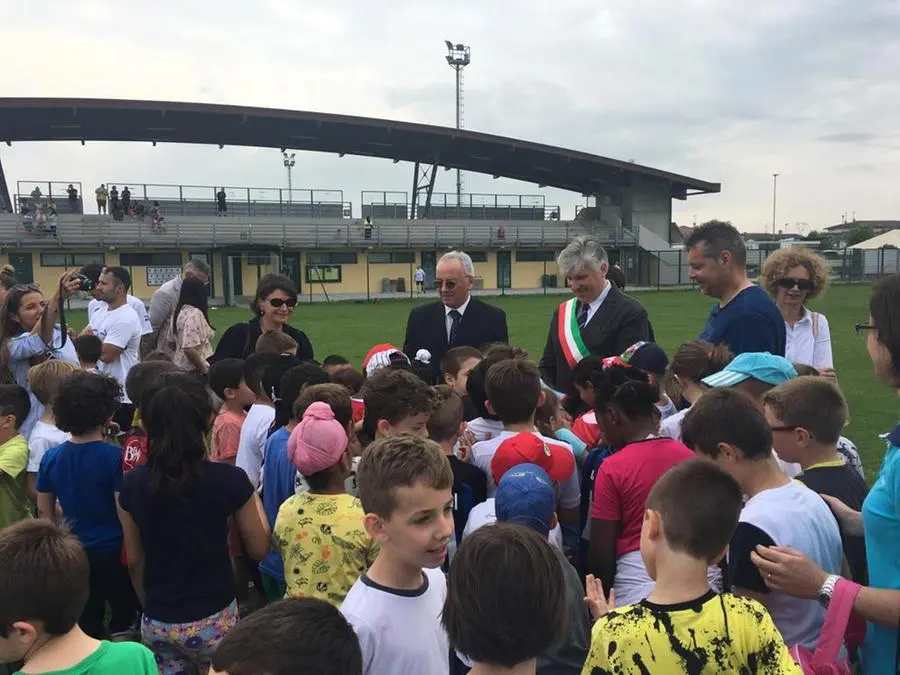 Amrita e i suoi compagni con il sindaco di Ghedi Casali e il prefetto Visconti