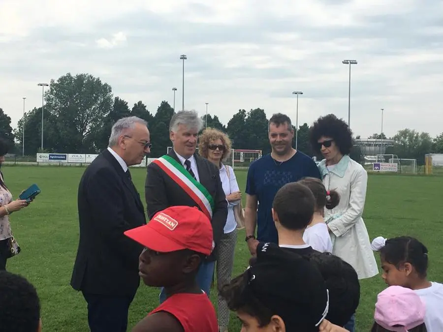 Amrita e i suoi compagni con il sindaco di Ghedi Casali e il prefetto Visconti