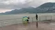 Surfisti sul lago d'Iseo dopo la tempesta