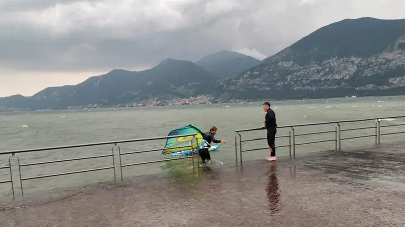 Surfisti sul lago d'Iseo dopo la tempesta