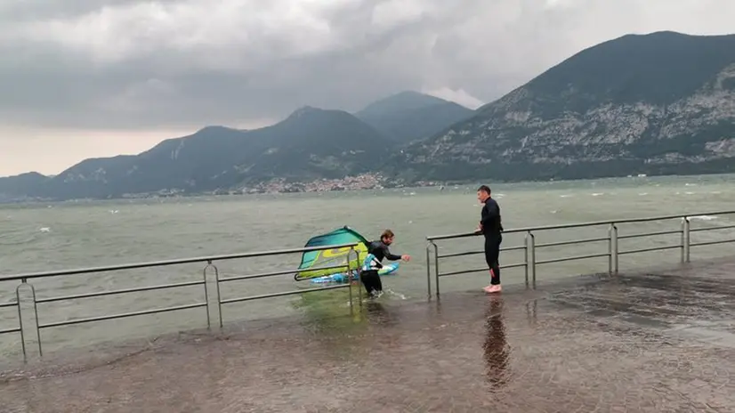 Surfisti sul lago d'Iseo dopo la tempesta