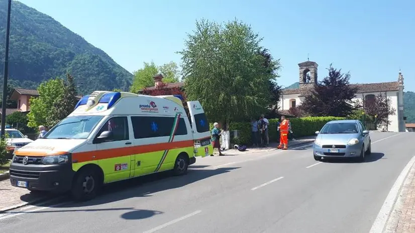 Scontro tra auto e moto durante un sorpasso